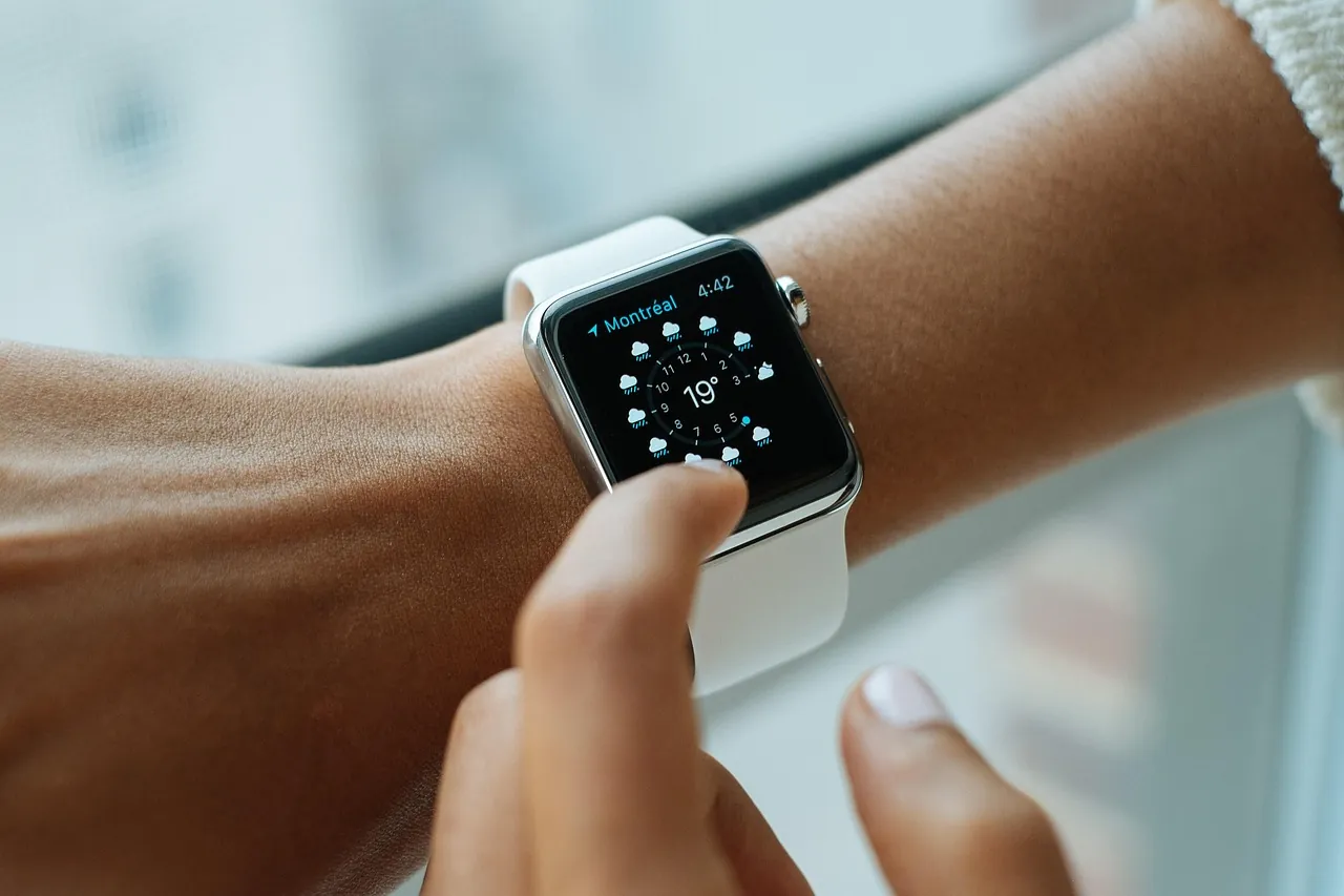 Choosing Solar-Powered Wearables: A Comprehensive Buyers' Guide