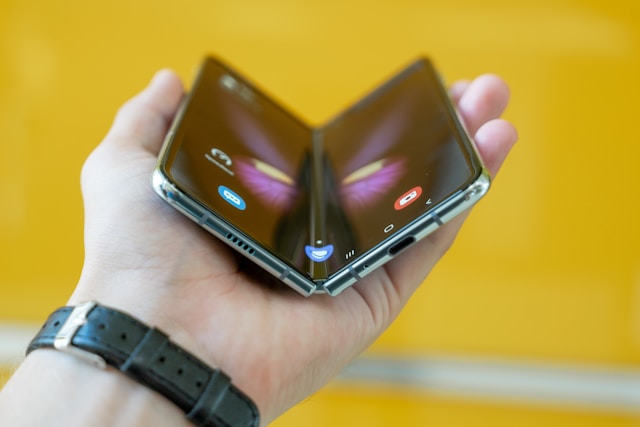Market Analysis of the Foldable Smartphone Sector: Challenges and Opportunities