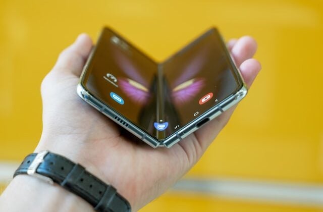 Market Analysis of the Foldable Smartphone Sector: Challenges and Opportunities